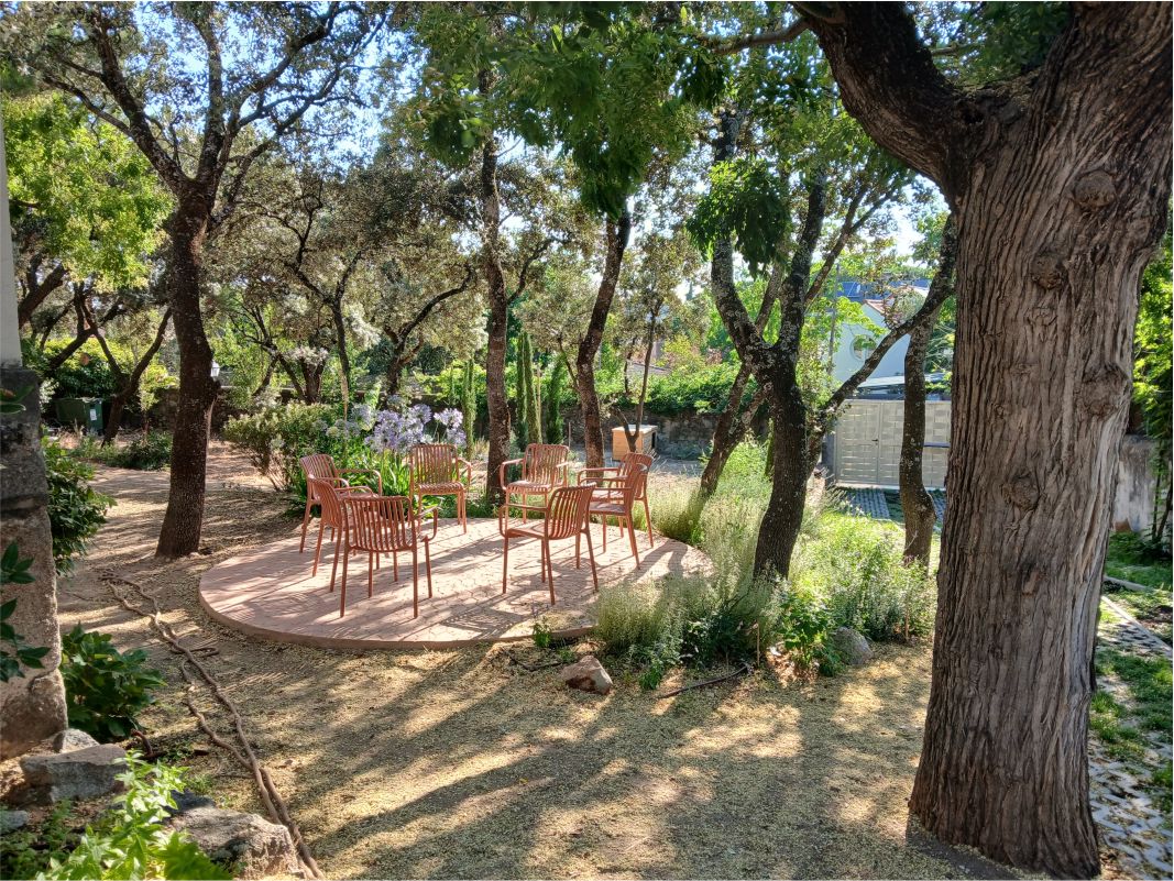 zona de sobremesa en el jardin